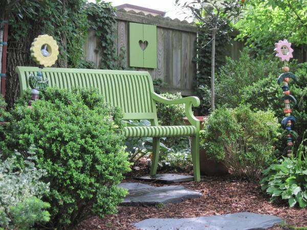 Koristele puutarhapenkki - ideoita ja vinkkejä taianomaiseen puutarhaan, joka tuntuu kauniilta vihreällä puutarhapenkillä