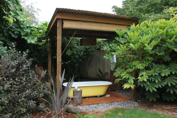 Puutarhasuunnitteluideoita ulkokylpyhuoneen vapaasti seisova kylpyamme