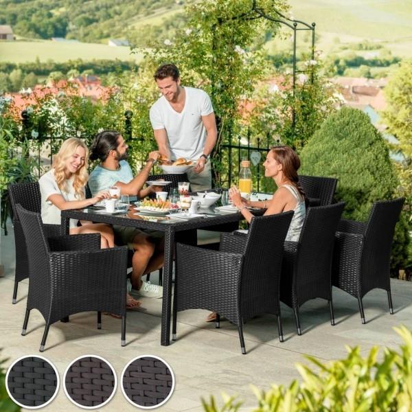 Puutarhakalusteiden trendit 2019 - tekee kaiken oikein rottinkiruokapöydällä ja tuoleilla musta veranta