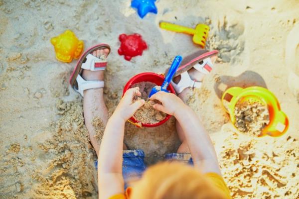 Puutarhapelejä lapsille leikkiä ulkona hiekalla