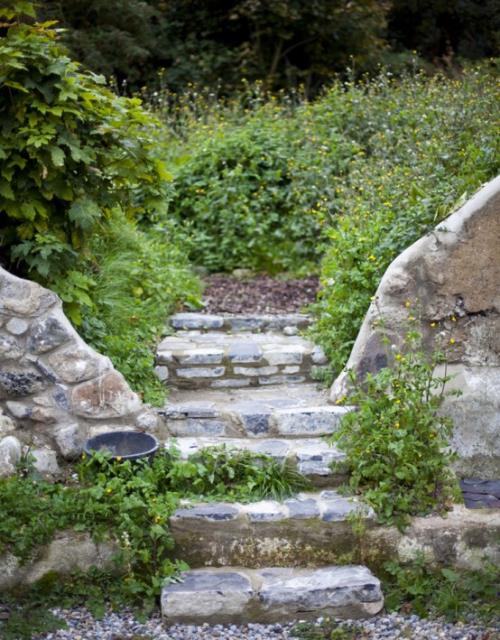 Kivestä valmistetut puutarhapolut Luonnolliset puutarhan paksut askellevyt, jotka on valmistettu kasveista kasvaneesta kivestä