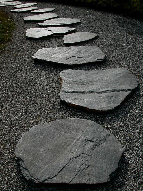 Japanilainen puutarha -tyylinen kivipuutarhapolku