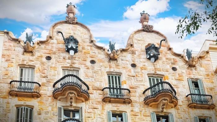 Gaudi Casa Calvet nähtävyys matkailijoille