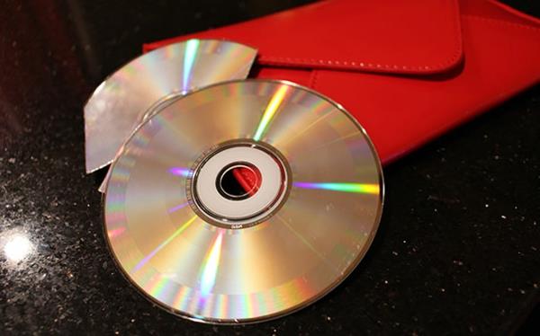 Käytettyjen DVD -levyjen koriste -esineiden lahja