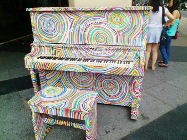 Käytettiin pianoja värikkäiden ympyröiden ympärillä