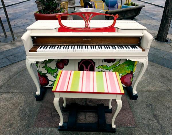 Käytetyt pianot royal jakkara raidat värikkäitä