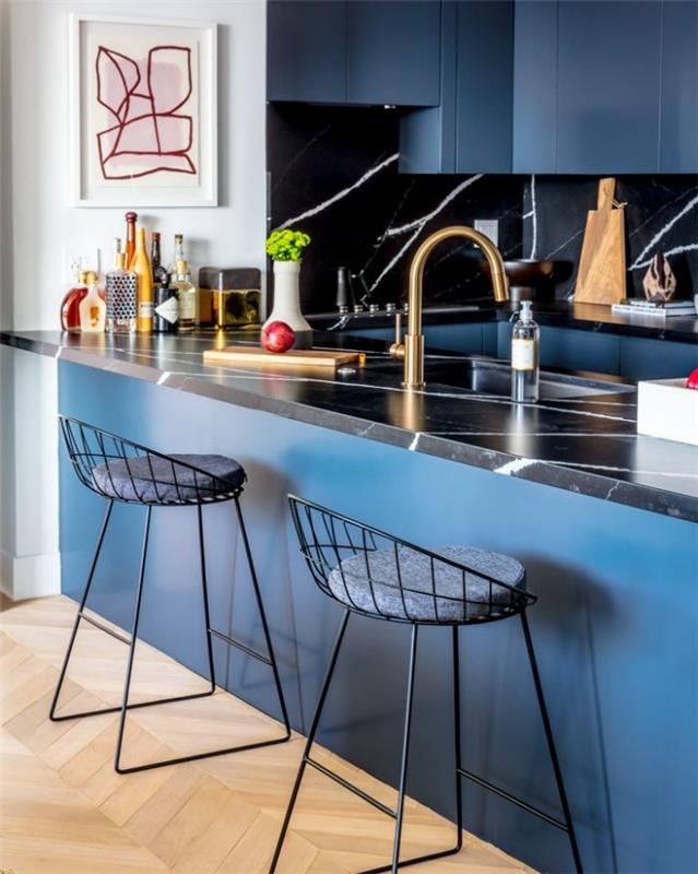 Sisustussuunnittelun salaisuudet paljastivat enemmän väriä keittiön sinisissä kaappeissa, joissa on musta marmori työtasona