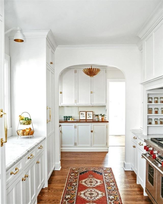 Sisustussuunnittelun salaisuudet paljastavat valkoisen keittiön klassisen suunnittelun värikkään juoksijan lattialla
