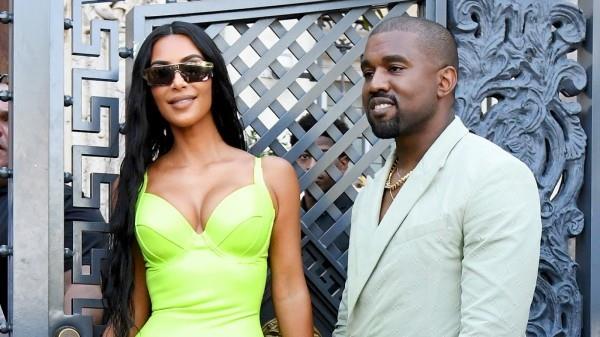 Keltainen ja valkoinen Kim Kardashian ja Kanye West