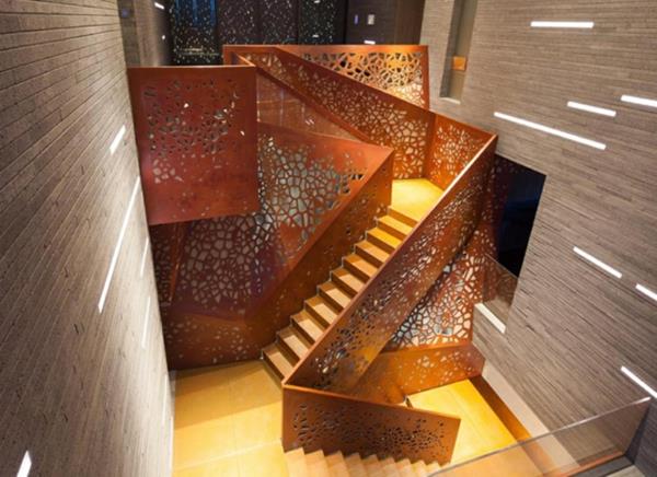 Rei'itetyt portaat, jotka on valmistettu kuparista ja vanerista Blickpunkt design kaari