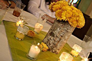 Keltainen pöytä kattaa kynttilä maljakko puun kuori design