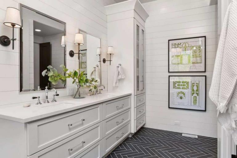 Viihtyisä maalaistalo moderni sisustus kylpyhuone valaistus täydellisesti design turhamaisuus peili kolme seinävalaisimet