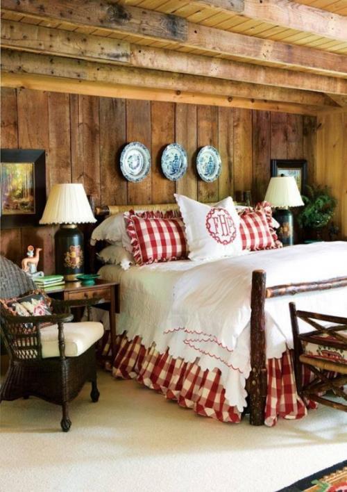 Viihtyisä makuuhuone talvella muotoilu ruudullinen kuvio punainen valkoinen puinen katto puiset seinälevyt lamput kuvat