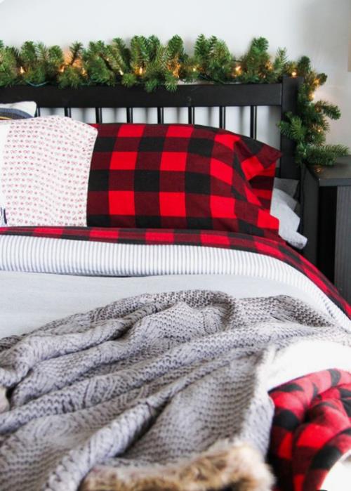 Viihtyisät makuuhuoneet talvella antavat mäntyvihreille punaisen ja mustan ruudun kuvioille maalaismaisen tunnelman