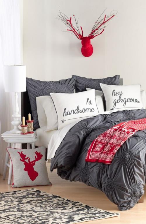Viihtyisä makuuhuone talvella luo modernin tunnelman, punaiset aksentit hirvieläinten sarvet