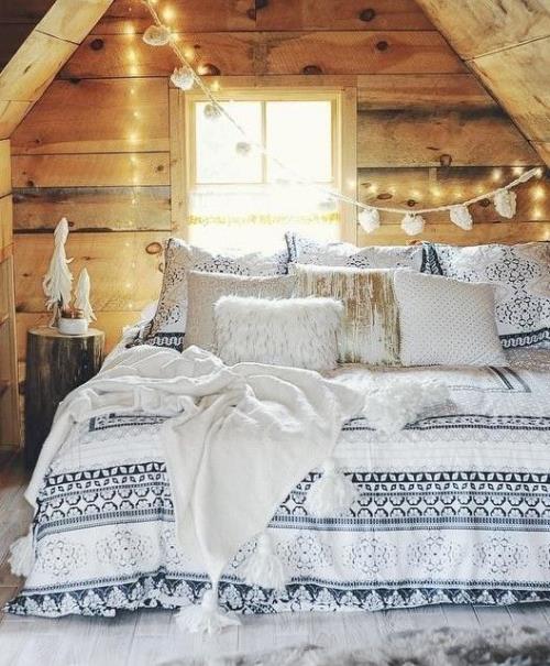 Viihtyisä makuuhuone talvella tekee maalaismaisesta tunnelmasta puukoristeelliset ketjutekoiset turkis tyynyt