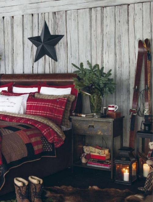 Viihtyisät makuuhuoneet talvella luovat maalaismaisen tunnelman tähden tummasta puuseinästä värikkäistä vuodevaatteista