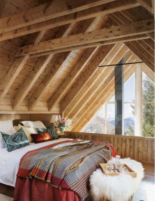 Viihtyisät makuuhuoneet talvella on tehty paljon puuta kaltevan katon alla