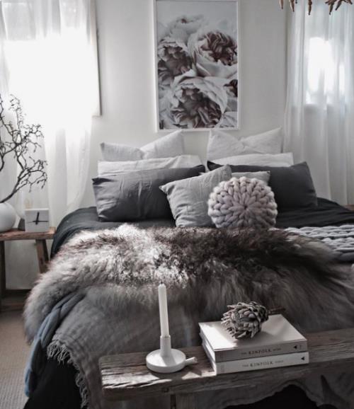 Luo kodikas makuuhuone talvella valkoinen harmaa musta tekoturkispeitetyyny, joka houkuttelee tunnelmaa