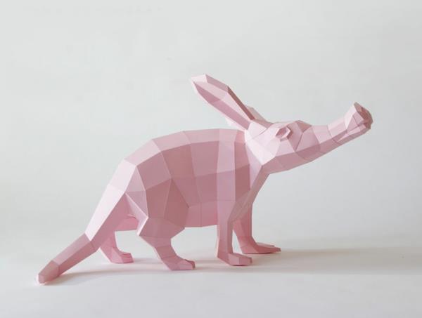 Geometriset origami -eläinhahmot, jotka on valmistettu vaaleanpunaisesta ystävästä