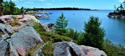 Georgian Bay Ontario Kanada Puhdasta luonnon nauttimista, paljon sinistä vesikiveä