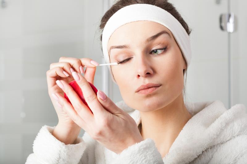 Kasvojen meikkaus poistaa kauniit ihonhoitovinkit