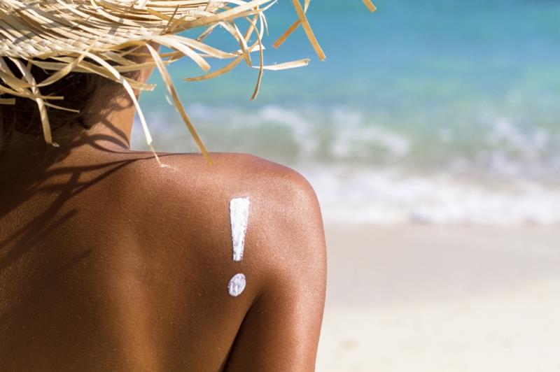 Kasvojen hoito kesän ihonhoito yllään UV -maitovoidehattu