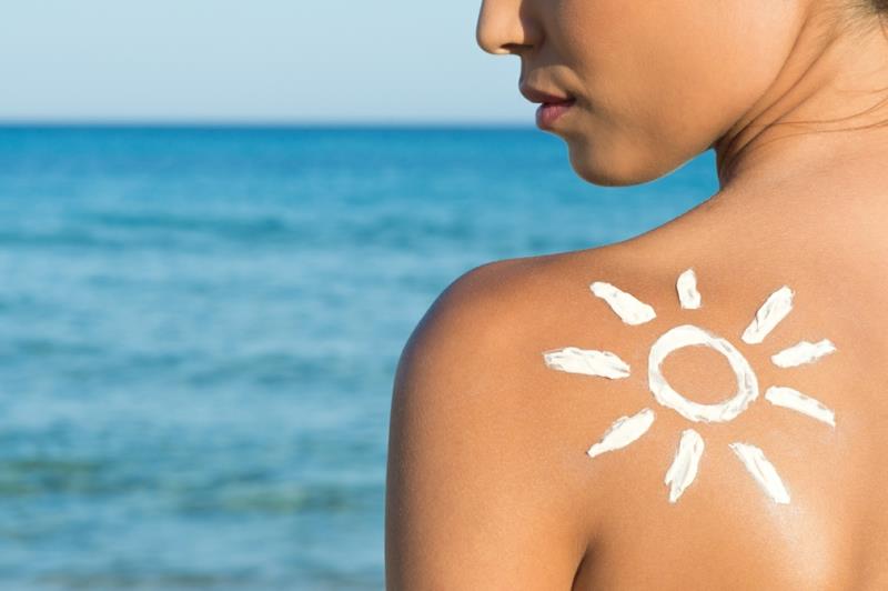 Kasvojen hoito kesän ihonhoito UV -maitovoide
