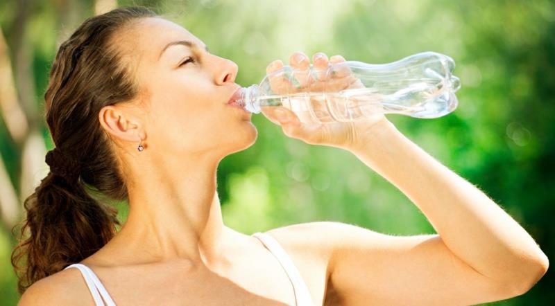 Kasvojen hoito juo tarpeeksi vettä kesä ihonhoito
