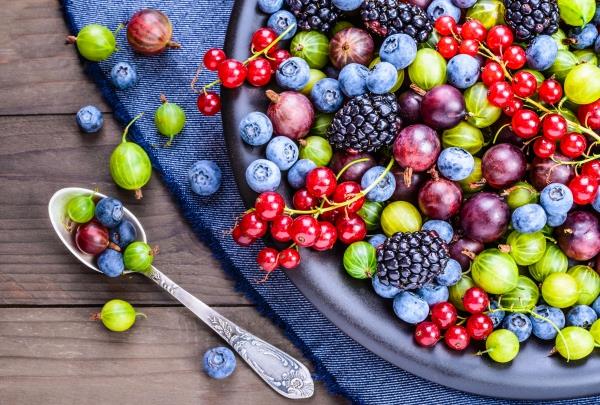 Terveellisimmät hedelmät Ravitsevimpien lajikkeiden viisi parasta terveellistä hedelmäsalaattia kauniisti värikkäitä