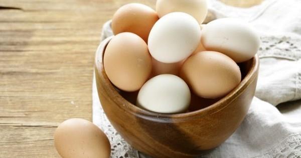 Terveellinen ruoka keitettyjä munia aamiaiskulhossa