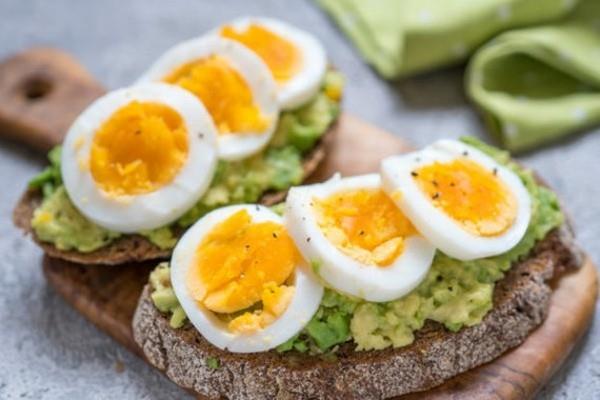 Terveellisiä aamiaisideoita lapsille Avokado -paahtoleipä, keitetty muna