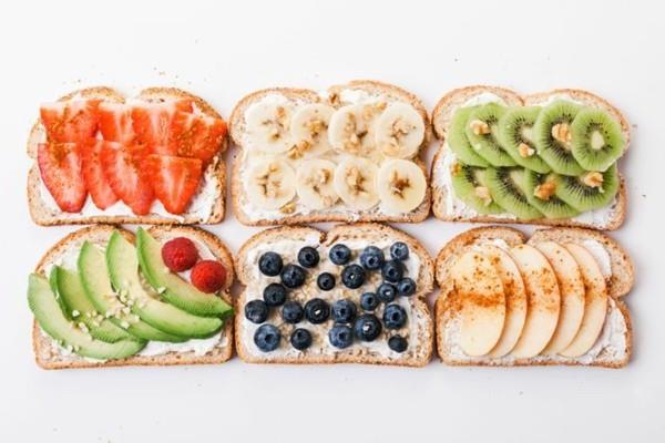 Terveellisiä aamiaisideoita lapsille Leipärullat hedelmäavokado mansikoiden päällä