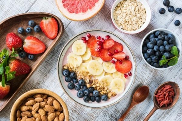 Terveellisiä aamiaisideoita lapsille hedelmät pähkinät maito
