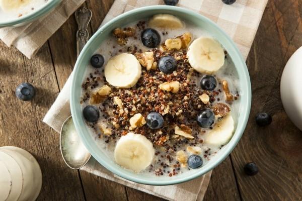 Luomu aamiainen Quinoa pähkinöillä