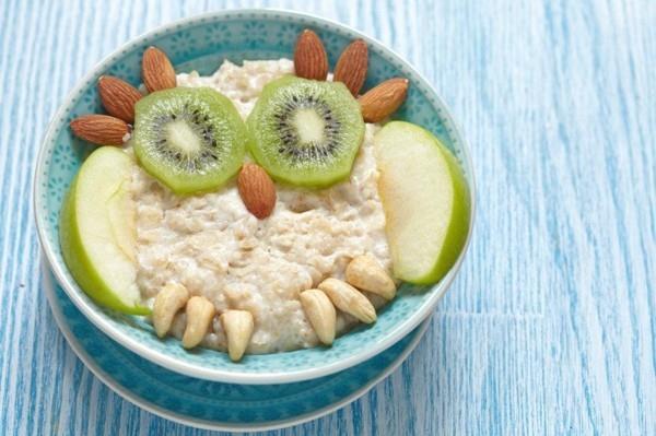 Terveellisiä aamiaisideoita lapsille kaurapuuro ja pöllön hedelmät
