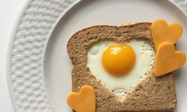 Terveellisiä aamiaisideoita lapsille paahtoleipää lohen sydämenmuotoista juustoa