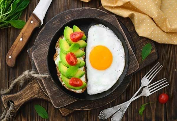 Terveellisiä aamiaisideoita lapsille, jotka avaavat voileipiä paistettua munaa