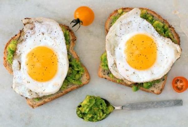 Terveellisiä aamiaisideoita lapsille herkullisia paahdettuja avokado -paistettuja munia