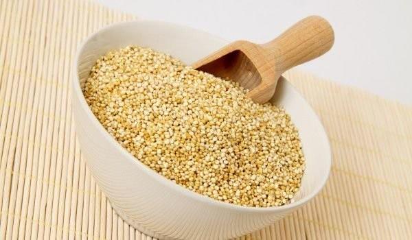 Terveellisiä hiilihydraatteja sisältäviä quinoa -jyviä salaatteihin ja muihin ruokiin