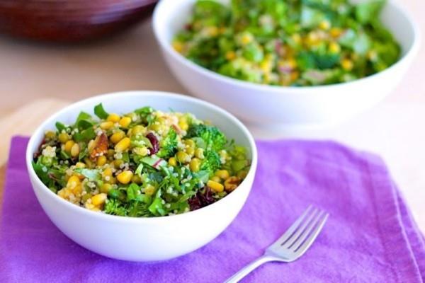 Terveet hiilihydraatit quinoa -jyvät tuoreessa salaatissa
