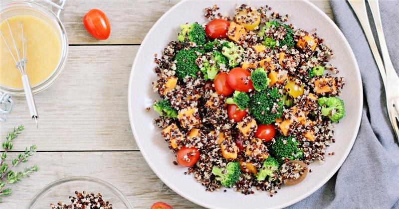 Quinoa -salaatti parsakaalilla, bataateilla ja tomaateilla