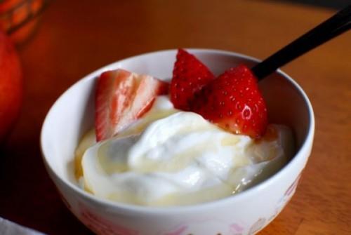 Terveellinen ruoka Kreikkalainen jogurtti mansikoilla maistuu herkulliselta ja on terveellistä