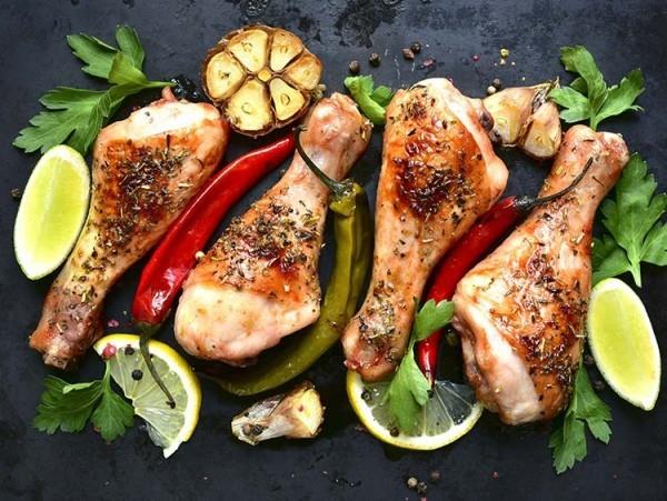 Terveellinen urheilu ravitsemus kana grillatut vihannekset yrtit ruokapöytä illalla