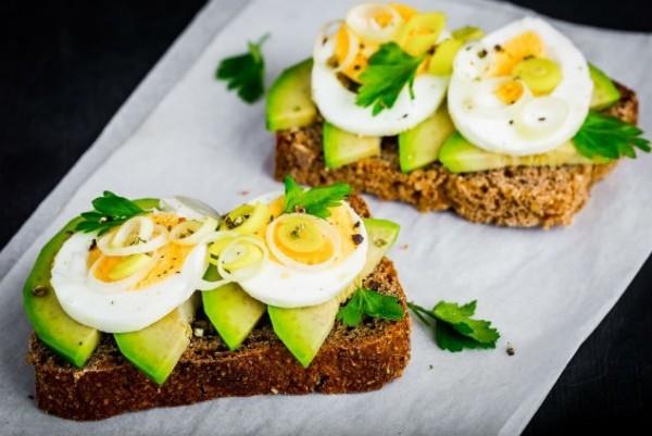 Terveellinen urheiluravitsemus Täysjyväleipä munat avokado ihanteellinen välillä