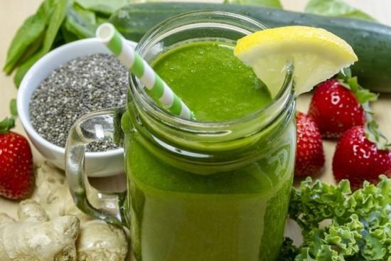 Terveet vihreät smoothiet Chia -siemenet Mansikat Hedelmät Vihannekset