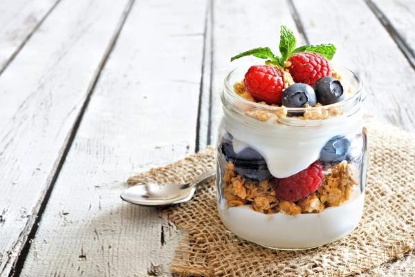 Terveellinen ruoka korona -aikoina Luonnollinen jogurtti -probiootti hedelmien kanssa maistuu herkulliselta