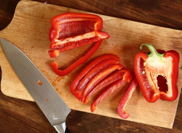 Terveellinen syöminen Koronassa punaisen paprikan ihmevihanneksia keittiössä