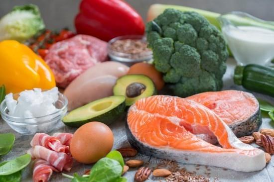 Syö terveellinen ketogeeninen ruokavalio, jossa on paljon rasvaa ilman hiilihydraatteja, joissa on vähän proteiinia