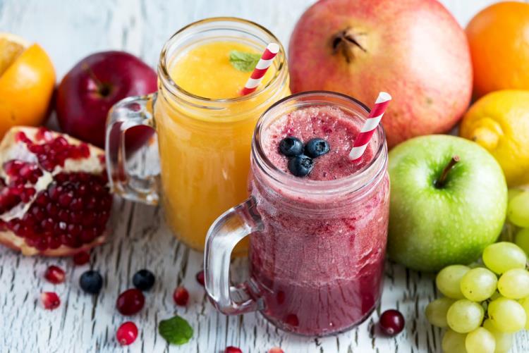 Valmista terveellistä ja tasapainoista ruokaa koronakriisin aikana Smoothies Omenat Granaattiomena Mustikat Viinirypäleet